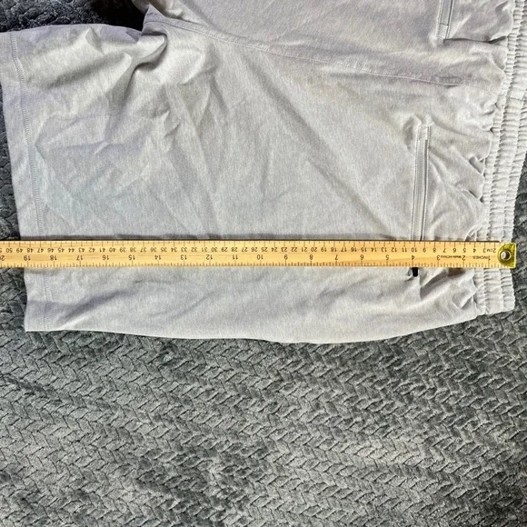 Vuori Mens Light Gray Performance Athletic Shorts Zipper Pockets Size XL